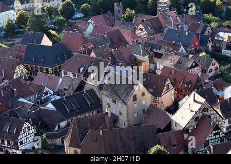 Luftaufnahme der Dächer von Kaysersberg, Elsass, Frankreich Stockfoto