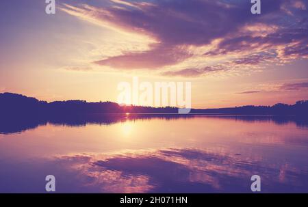 Szenischer Sonnenuntergang über dem See, Farbtonung angewendet. Stockfoto