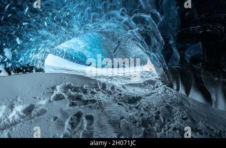 Blauer Kristall-Eishöhleneingang und ein unterirdischer Fluss unter dem Gletscher in den Highlands in Island Stockfoto