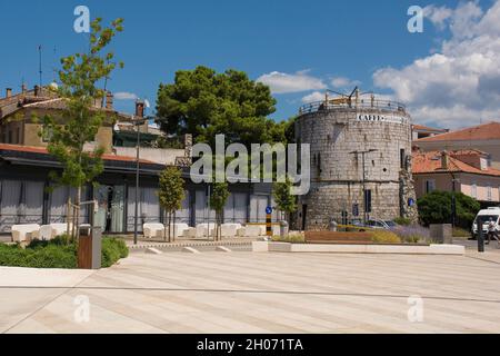 Porec, Kroatien - 10. Juli 2021. Der historische Torre Rotonda in der historischen mittelalterlichen Küstenstadt Porec in Istrien, Kroatien. Erbaut 1474 Stockfoto