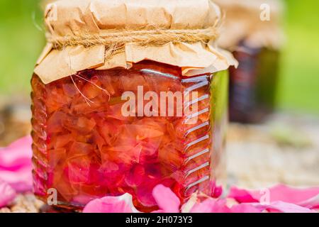 Marmelade aus der Nähe der Rose. Ein Glas mit natürlicher Marmelade an der frischen Luft Stockfoto