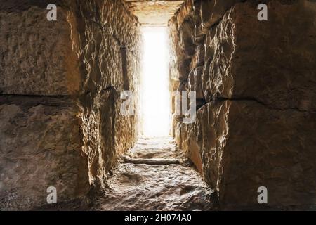 Loophole ist eine schmale Öffnung in einem Brustwerk oder in defensiven Steinmauern. Die Aussparung im Graben ist ein Blick von innen. Stockfoto