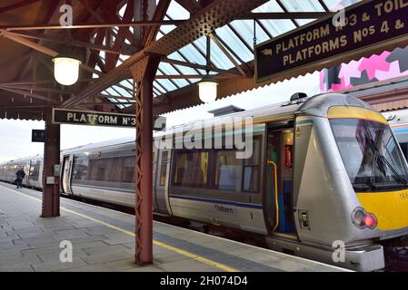 Zug am Bahnsteig im Bahnhof Birmingham Moor Street, Großbritannien Stockfoto