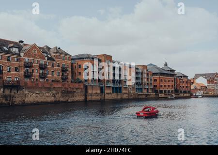 York, Großbritannien - 22. Juni 2021: Selbstfahrende rote Mietboote auf einem River Ouse in York. Ein beliebtes Ausflugsgebiet ist das Mieten von Booten, um die von der Ancie gegründete Stadt zu erkunden Stockfoto