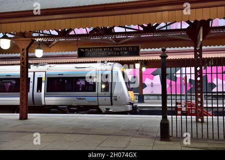 Zug am Bahnsteig im Bahnhof Birmingham Moor Street, Großbritannien Stockfoto