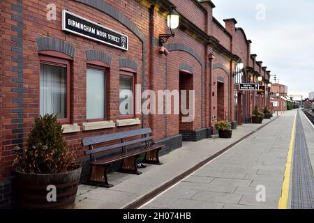 Traditionelles Backsteingebäude und Bahnsteig im Bahnhof Birmingham Moor Street, Großbritannien Stockfoto