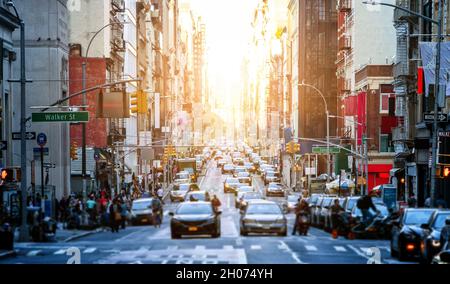 In den Straßen von Lower Manhattan in New York City NYC sind belebte Kreuzungen entlang des Broadway voller Menschen und Verkehr Stockfoto