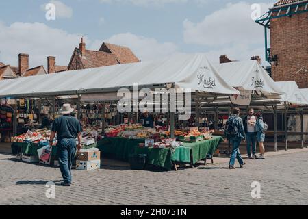 York, Großbritannien - 22. Juni 2021: An den Marktständen im Shambles Market, einem täglichen Markt im Stadtzentrum, kommen Menschen vorbei an frischen Produkten Stockfoto