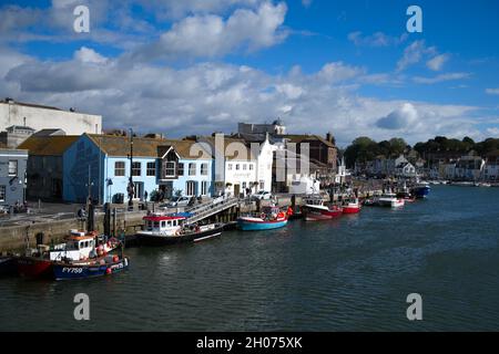 Weymouth Hafen mit Fischerbooten, die auf der Custom House Quayside im alten historischen Viertel der Stadt festgemacht sind. Stockfoto