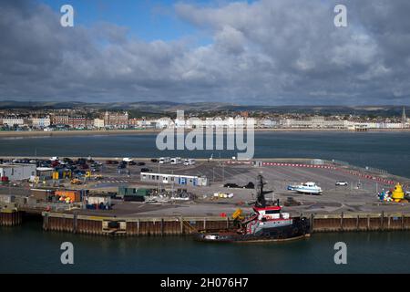 Blick über den Weymouth Pavilion vom Northe Fort mit der Küste von Weymouth im Hintergrund. Stockfoto