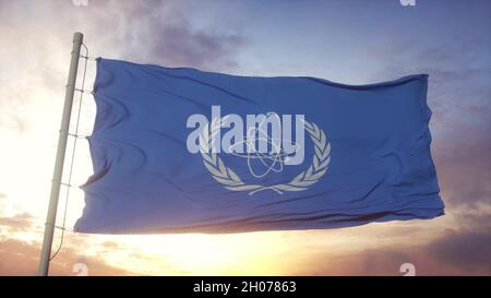 Flagge der Internationalen Atomenergiebehörde IAEA winkt im Wind-, Himmel- und Sonnenhintergrund. 3D Rendern Stockfoto