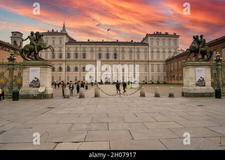 Turin, Piemont, Italien - 4. April 2016: Königspalast von Turin Historische Residenz der Savoyen bis 1865 auf dem Schlossplatz (piazza Castello) Stockfoto