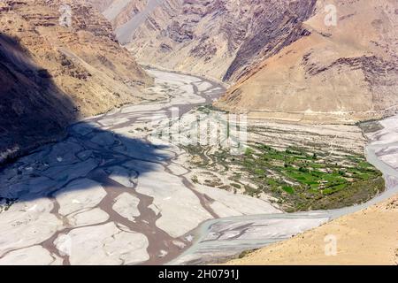 Eine Luftlandschaft des Zusammenflusses der Flüsse Pin und Spiti Stockfoto