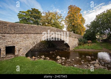 Die Brücke über Hardraw Beck, (unten von Hardraw Force), Hardraw, in der Nähe von Hawes, North Yorkshire Stockfoto