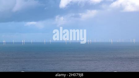 Windpark Gwynt y Môr (Meereswind) mit 576 Megawatt Offshore-Stromerzeugung; Windturbinen mit einer Höhe von 160 x 150 m in Betrieb, Colwyn Bay Wales Stockfoto