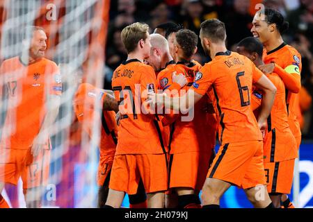 ROTTERDAM, NIEDERLANDE - 11. OKTOBER: Virgil van Dijk aus den Niederlanden feiert nach dem ersten Tor seiner Seite mit Memphis Depay aus den Niederlanden, Frenkie de Jong aus den Niederlanden, Noa lang aus den Niederlanden, Stefan de Vrij aus den Niederlanden und Daley Blind aus den Niederlanden während des Qualifikationsspiel der FIFA Fußball-Weltmeisterschaft 2022 zwischen den Niederlanden und Gibraltar am 11. Oktober 2021 im Stadion Feijenoord in Rotterdam, Niederlande (Foto: Geert van Erven/Orange Picters) Stockfoto