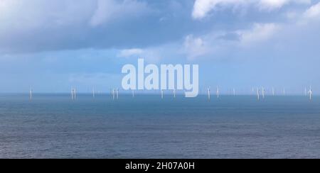 Windpark Gwynt y Môr (Meereswind) mit 576 Megawatt Offshore-Stromerzeugung; Windturbinen mit einer Höhe von 160 x 150 m in Betrieb, Colwyn Bay Wales Stockfoto