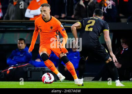 ROTTERDAM, NIEDERLANDE - 11. OKTOBER: Noa lang aus den Niederlanden und Jamie Bosio aus Gibraltar während des Qualifikationsspiel der FIFA Fußball-Weltmeisterschaft 2022 zwischen den Niederlanden und Gibraltar am 11. Oktober 2021 im Stadion Feijenoord in Rotterdam, Niederlande (Foto: Geert van Erven/Orange Picters) Stockfoto