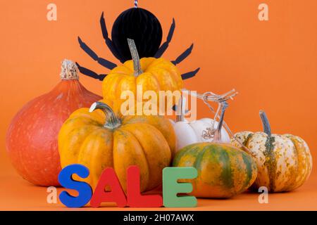 Spezielles Halloween Verkaufskonzept: Saisonales Rabattposter oder Banner für Geschäfte. Werbeartikel Kürbis und Verkauf Text Hintergrund mit Copy Space. Farbenfroh Stockfoto