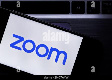 Zoom Editorial. Illustratives Foto für Nachrichten über Zoom - ein Unternehmen für Kommunikationstechnologie Stockfoto