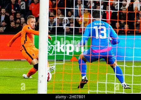 ROTTERDAM, NIEDERLANDE - 11. OKTOBER: Noa lang aus den Niederlanden und Bradley Banda aus Gibraltar während des Qualifikationsspiel der FIFA Fußball-Weltmeisterschaft 2022 zwischen den Niederlanden und Gibraltar am 11. Oktober 2021 im Stadion Feijenoord in Rotterdam, Niederlande (Foto: Geert van Erven/Orange Picters) Stockfoto