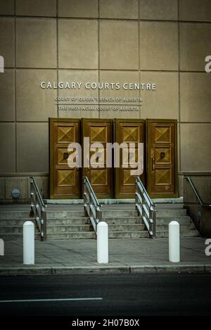 CALGARY, KANADA - 10. Oktober 2021: Viertüriger Kunstgegenstand vor dem Calgary Courts Center Stockfoto