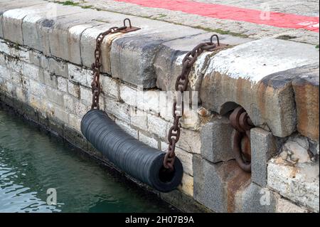 Kotflügel, um Schiffe in einem Hafen festzumachen Stockfoto