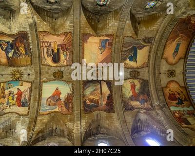 Mit Fresken bedeckte Decke der Kirche unserer Lieben Frau von den Engeln, Pollença Stockfoto