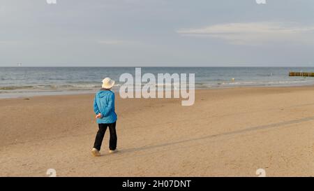 Älterer Urlauber am Strand der polnischen Ostsee in der Nähe von Kolobrzeg in Polen Stockfoto