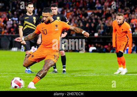ROTTERDAM, NIEDERLANDE - 11. OKTOBER: Memphis Depay of the Netherlands während des FIFA World Cup Qualifier Spiels 2022 zwischen den Niederlanden und Gibraltar im Stadion Feijenoord am 11. Oktober 2021 in Rotterdam, Niederlande (Foto: Geert van Erven/Orange Picters) Stockfoto