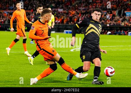 ROTTERDAM, NIEDERLANDE - 11. OKTOBER: Noa lang aus den Niederlanden und Graeme Torrilla aus Gibraltar während des Qualifikationsspiel der FIFA Fußball-Weltmeisterschaft 2022 zwischen den Niederlanden und Gibraltar am 11. Oktober 2021 im Stadion Feijenoord in Rotterdam, Niederlande (Foto: Geert van Erven/Orange Picters) Stockfoto