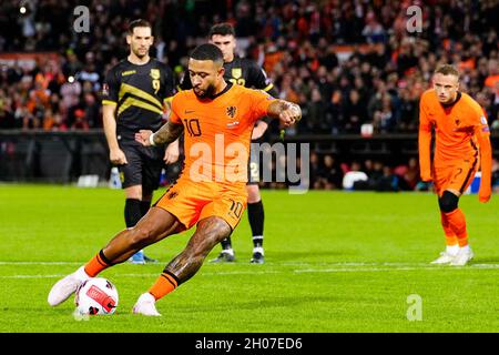 ROTTERDAM, NIEDERLANDE - 11. OKTOBER: Memphis Depay of the Netherlands während des FIFA World Cup Qualifier Spiels 2022 zwischen den Niederlanden und Gibraltar im Stadion Feijenoord am 11. Oktober 2021 in Rotterdam, Niederlande (Foto: Geert van Erven/Orange Picters) Stockfoto