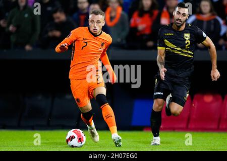 ROTTERDAM, NIEDERLANDE - 11. OKTOBER: Noa lang aus den Niederlanden und Jamie Bosio aus Gibraltar während des Qualifikationsspiel der FIFA Fußball-Weltmeisterschaft 2022 zwischen den Niederlanden und Gibraltar am 11. Oktober 2021 im Stadion Feijenoord in Rotterdam, Niederlande (Foto: Geert van Erven/Orange Picters) Stockfoto