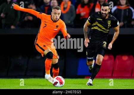 ROTTERDAM, NIEDERLANDE - 11. OKTOBER: Noa lang aus den Niederlanden und Jamie Bosio aus Gibraltar während des Qualifikationsspiel der FIFA Fußball-Weltmeisterschaft 2022 zwischen den Niederlanden und Gibraltar am 11. Oktober 2021 im Stadion Feijenoord in Rotterdam, Niederlande (Foto: Geert van Erven/Orange Picters) Stockfoto