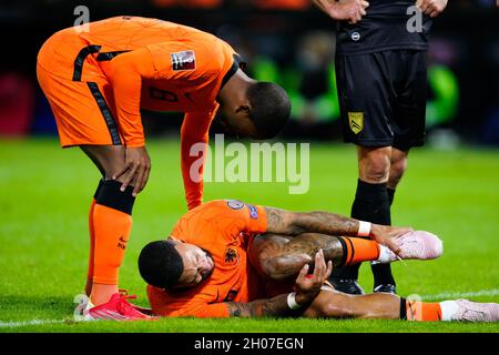 ROTTERDAM, NIEDERLANDE - 11. OKTOBER: Georginio Wijnaldum aus den Niederlanden und Memphis Depay aus den Niederlanden während des Qualifikationsspiels der FIFA-Weltmeisterschaft 2022 zwischen den Niederlanden und Gibraltar am 11. Oktober 2021 im Stadion Feijenoord in Rotterdam, Niederlande (Foto: Geert van Erven/Orange Picts) Stockfoto