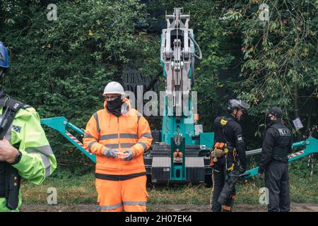 Wendover, England, Großbritannien 10. Oktober 2021. In den frühen Morgenstunden des Sonntags treffen rund 100 Mitglieder des National Eviction Teams (NET) und der Polizei ein, um Stop HS2-Demonstranten aus dem Wendover Active Resistance Camp zu vertreiben. Das Lager, das seit zwei Jahren aktiv ist, war eines der letzten verbleibenden großen Protestlager, die vertrieben wurden. Demonstranten in einem Teil des Lagers, der als „Käfig“ bekannt ist, sind in einem Baumhaus und einer Badewanne auf einer erhöhten Plattform hoch über dem Boden eingesperrt. Alle vier wurden entfernt und gingen ohne Verhaftung oder Anklage weg. Stockfoto