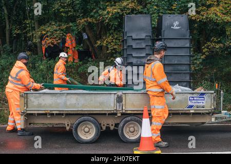 Wendover, England, Großbritannien 10. Oktober 2021. In den frühen Morgenstunden des Sonntags treffen rund 100 Mitglieder des National Eviction Teams (NET) und der Polizei ein, um Stop HS2-Demonstranten aus dem Wendover Active Resistance Camp zu vertreiben. Das Lager, das seit zwei Jahren aktiv ist, war eines der letzten verbleibenden großen Protestlager, die vertrieben wurden. Demonstranten in einem Teil des Lagers, der als „Käfig“ bekannt ist, sind in einem Baumhaus und einer Badewanne auf einer erhöhten Plattform hoch über dem Boden eingesperrt. Alle vier wurden entfernt und gingen ohne Verhaftung oder Anklage weg. Stockfoto