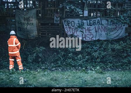 Wendover, England, Großbritannien 10. Oktober 2021. In den frühen Morgenstunden des Sonntags treffen rund 100 Mitglieder des National Eviction Teams (NET) und der Polizei ein, um Stop HS2-Demonstranten aus dem Wendover Active Resistance Camp zu vertreiben. Das Lager, das seit zwei Jahren aktiv ist, war eines der letzten verbleibenden großen Protestlager, die vertrieben wurden. Demonstranten in einem Teil des Lagers, der als „Käfig“ bekannt ist, sind in einem Baumhaus und einer Badewanne auf einer erhöhten Plattform hoch über dem Boden eingesperrt. Alle vier wurden entfernt und gingen ohne Verhaftung oder Anklage weg. Stockfoto