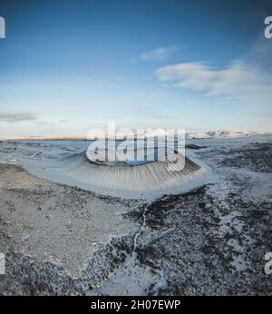 Luftdrohnenpanorama verschneite Winterlandschaft Ansicht des riesigen Vulkankegels Krater Hverfjall in der Nähe von Myvatn Reykjahlid Nordisland Europa Stockfoto