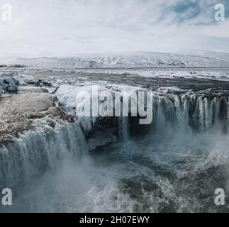 Wunderschöne Godafoss-Wasserfallkaskade in Island im Winter und frühen Frühjahr. In der Nähe von Reykjavik. Stockfoto