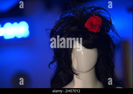 New York, USA. Oktober 2021. Einige der Bühnengarderobe und Modesembles der Singer-Songwriterin Amy Winehouse wurden während einer Auktionsvorschau im Hard Rock Cafe in New York, NY, am 11. Oktober 2021, ausgestellt. Die Singer-Songwriterin Amy Winehouse, die für ihre tiefen Altgesänge und die Mischung aus Soul, Rythm, Blues und Jazz bekannt war, starb am 23. Juli 2011 im Alter von 27 Jahren an Alkoholvergiftung (Foto von Anthony Behar/Sipa USA) Quelle: SIPA USA/Alamy Live News Stockfoto