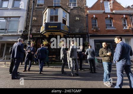 Geschäftsleute kehren zum Berkeley Square im Herzen von Mayfair zurück, wo der „Hedge Fund“ und „Private Equity Managers“, London, England, Großbritannien, beheimatet sind Stockfoto