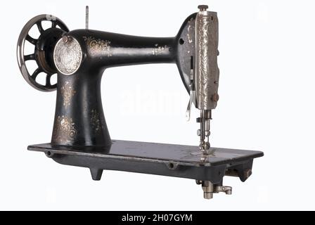 Die alte Nähmaschine auf weißem Hintergrund Stockfoto