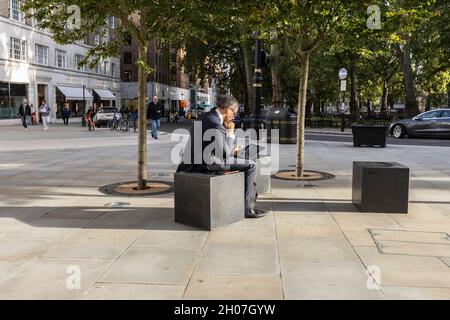 Geschäftsleute kehren zum Berkeley Square im Herzen von Mayfair zurück, wo der „Hedge Fund“ und „Private Equity Managers“, London, England, Großbritannien, beheimatet sind Stockfoto