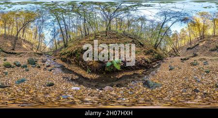 Full nahtloses hdri 360 Panorama in der Nähe von Bergbach in baumbedeckter Schlucht im Herbstwald äquirequeckige sphärische Projektion. Ready VR AR virtuell Stockfoto