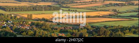 Atemberaubendes nebliges Landschaftsbild am Morgen, das im Spätsommer über Felder im South Downs National Park im rollenden englischen Gegenbild blickt Stockfoto