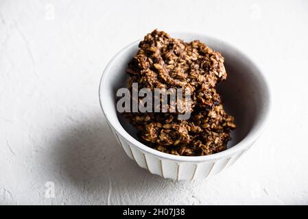 Banana Haferflocken Kekse mit Schokolade in Schüssel Stockfoto