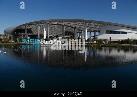 Inglewood, Kalifornien, USA. Oktober 2021. Allgemeine Ansicht des SoFi Stadions vor dem NFL-Spiel zwischen den Los Angeles Chargers und den Cleveland Browns im SoFi Stadium in Inglewood, Kalifornien. Charles Baus/CSM/Alamy Live News Stockfoto