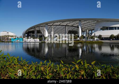 Inglewood, Kalifornien, USA. Oktober 2021. Allgemeine Ansicht des SoFi Stadions vor dem NFL-Spiel zwischen den Los Angeles Chargers und den Cleveland Browns im SoFi Stadium in Inglewood, Kalifornien. Charles Baus/CSM/Alamy Live News Stockfoto