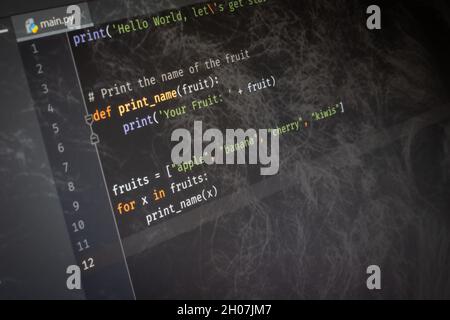 Python Hello World-Code auf dem Bildschirm Stockfoto